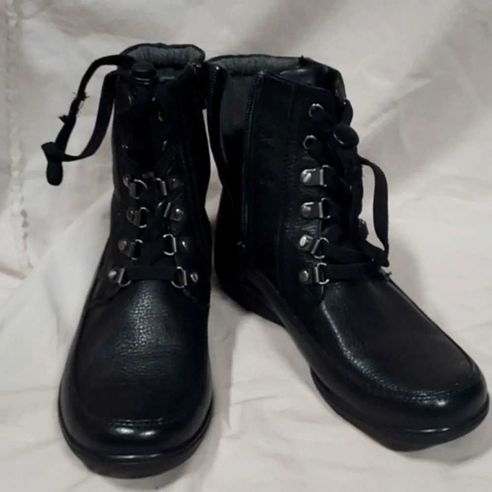 Preowned Woman's Clarks Collection Boots Size 6.5